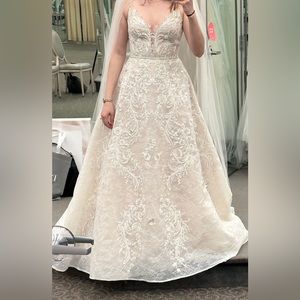 Oleg Cassini Wedding Dress Size 4 (normal dress size) NWT